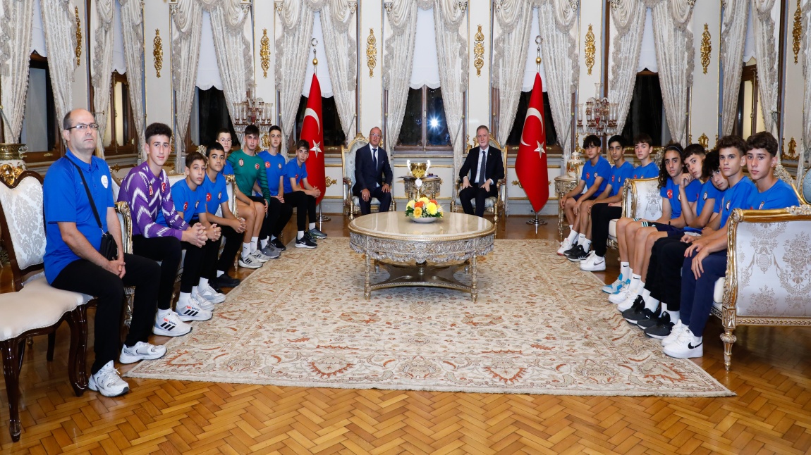 Şampiyon Öğrencilerimiz İstanbul Valisini Ziyaret Etti